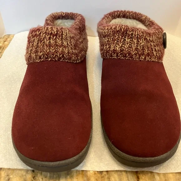 Clarks slippers for women brand new. Size 8. Maroon color - Picture 2 of 6